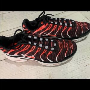 Nike Air Max Plus TN Hot Lava Running Black Crimson 852630-034 Men Size 10.5 New